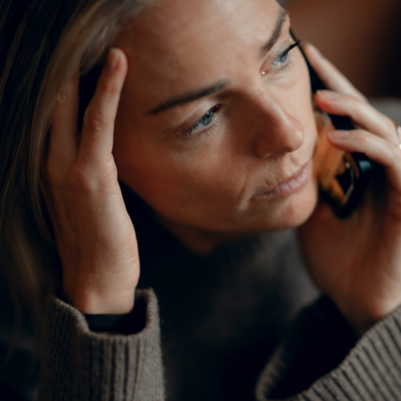 Dame med telefon