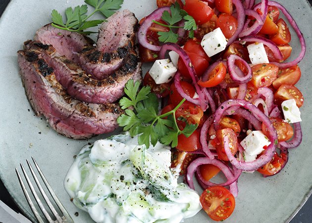 God på Flanksteak med græsk salat Hjerteforeningen
