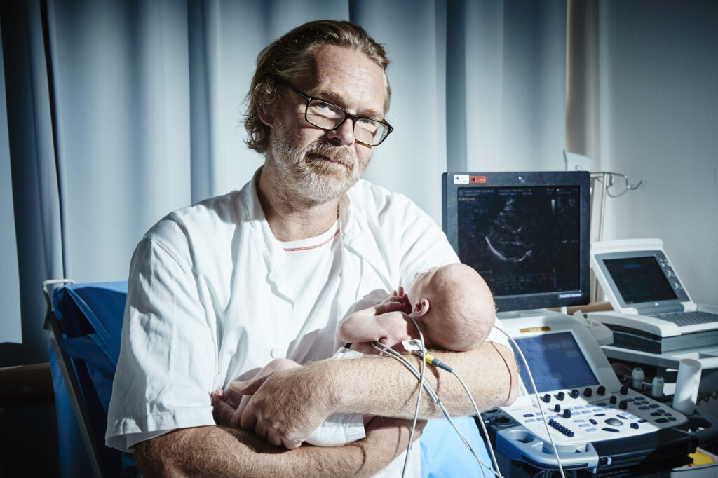 Kasper Iversen
Lektor, overlæge dr.med
Kardiologisk afdeling, Herlev Hospital
Herlev Ringvej 75, 2730 Herlev
Tlf 38 68 60 09/28 71 27 53
kasper.iversen@dadlnet.dk

Barnet der er med på billedet er 14 dage gammel og kaldes 'Lillebror' af sin mor, Louise Poulsen.

Louise Poulsen har godkendt brugen af billederne og kan kontaktes på louisevpoulsen@hotmail.com eller telefonnummer 23619030.

Jeg sender selv fotos til Louise til 'Lillebror's scrapbook.

Damen til højre i nogle af billederne sygeplejersken Camilla, der stod for screening af børn.