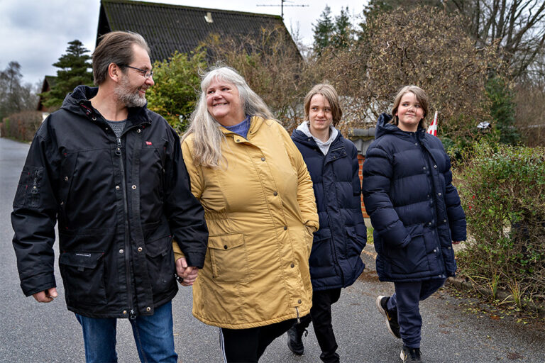 Susanne med sin mand Brian og sønnerne Anton og Marius. Anton ringede 1-1-2, den dag Susanne faldt om med hjertestop i familliens hjem i 2019.  Foto: Hans Ravn