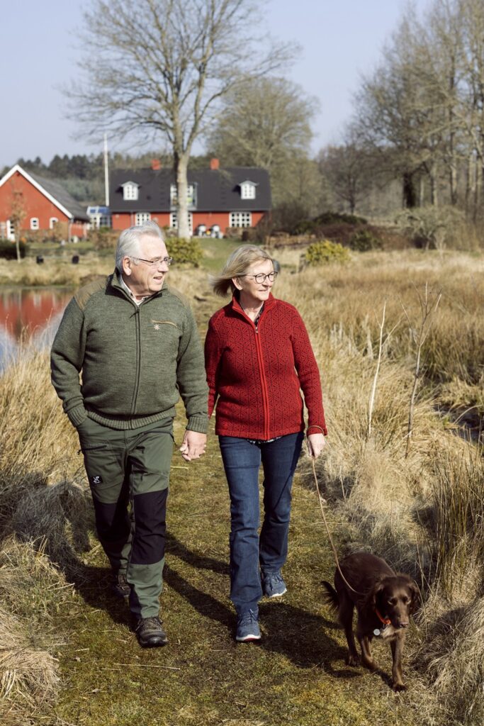Dorte Strunge er fotograferet med sin mand Max i og omkring deres hjem nær Gl. Rye. Max overlevede et hjertestop og Dorte fortæller om at være pårørende.
