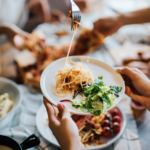En tallerken med pasta og salat