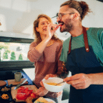 Ungt par laver mad