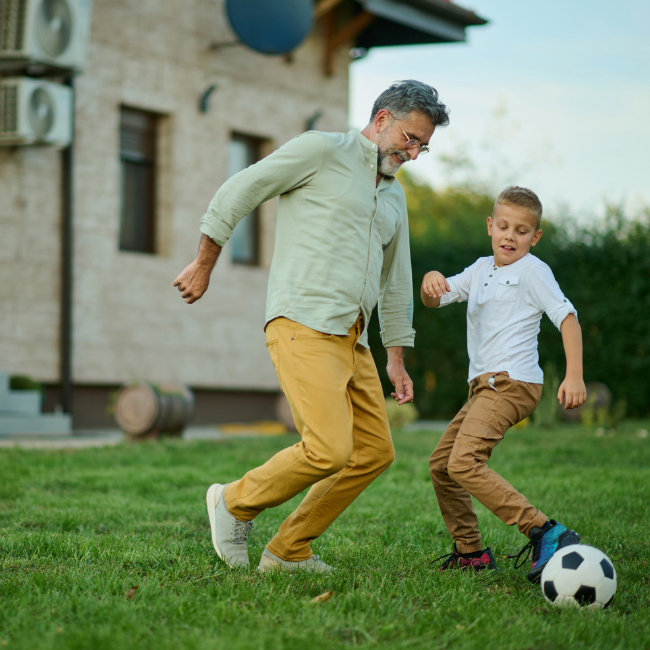 Mand og dreng spiller fodbold