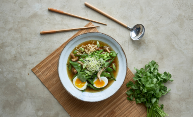 Ramen med æg og grøntsager